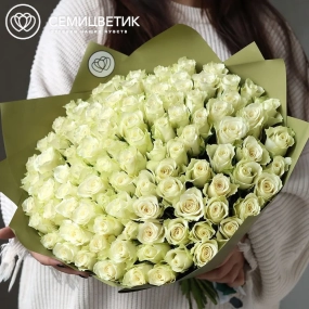 Букет из 101 белой розы 35-40 см (Кения) в оливковой пленке