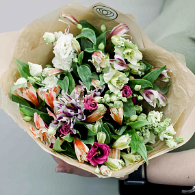 Букет из 5 лизиантусов и 10 альстромерий микс в кремовой пленке