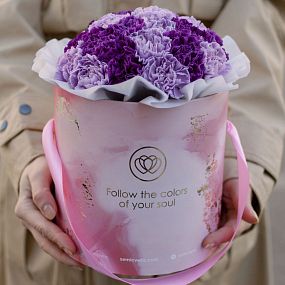 Букет в розовой шляпной коробке Amour Mini из 35 сиреневых (лунных) гвоздик