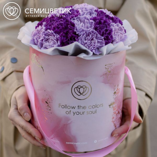 Букет в розовой шляпной коробке Amour Mini из 35 сиреневых (лунных) гвоздик
