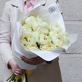 Букет из 15 лимонных пионов Lemon Chiffon Premium в белой пленке