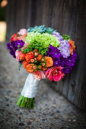 Свадебный букет из махровой маттиолы, гортензии и кустовой розы