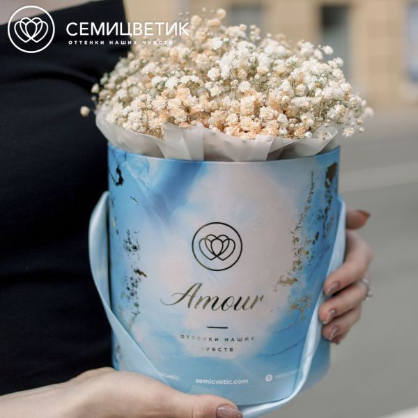 Букет в голубой шляпной коробке Amour Mini из 7 бежевых гипсофил