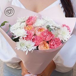 Букет из пионовидной розы Flash Back, гвоздики и хризантемы в розовой пленке