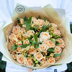 Букет из 26 кремовых роз 35-40 см (Россия) и 7 оранжевая альстромерий в зеленой пленке