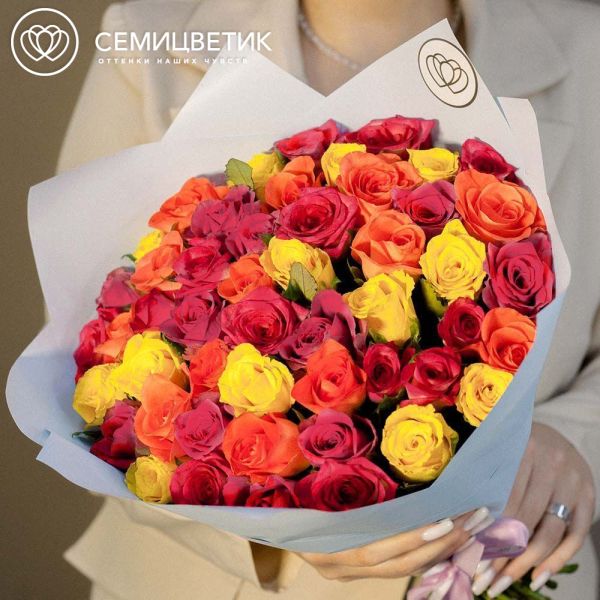 Букет из 51 розы 35-40 см микс (Кения) в голубой пленке