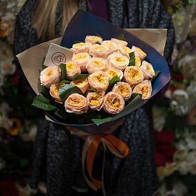 Букет из 25 персиковых пионовидных роз Peach Vuvuzela 40 см
