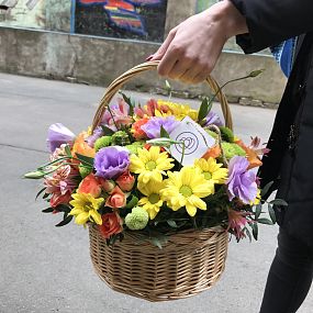 Композиция из розы, лизиантуса, альстромерии и хризантемы в корзине