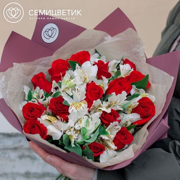 Букет из 15 красных роз (Россия) и 10 белых альстромерий