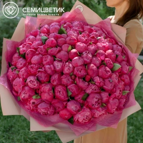 Букет из 101 ярко-розового пиона Command Performance Premium в кремовой пленке