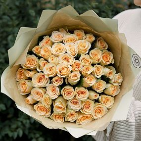Букет из 51 кремовой розы 40 см (Кения) в кремовой пленке