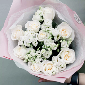 Букет из 10 белых роз Vendela 50 см (Эквадор) и 7 белых лизиантусов в розовой пленке