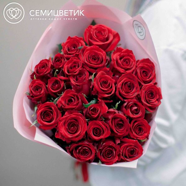 Букет из 25 красных роз 70 см (Россия) в розовой пленке