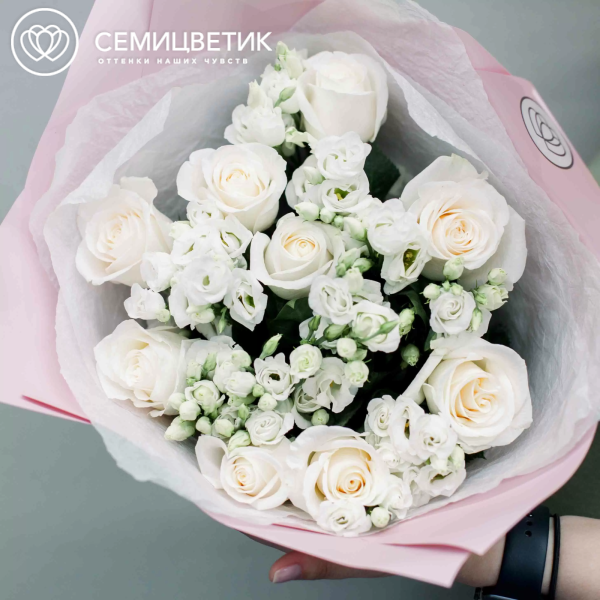 Букет из 10 белых роз Vendela 50 см (Эквадор) и 7 белых лизиантусов в розовой пленке