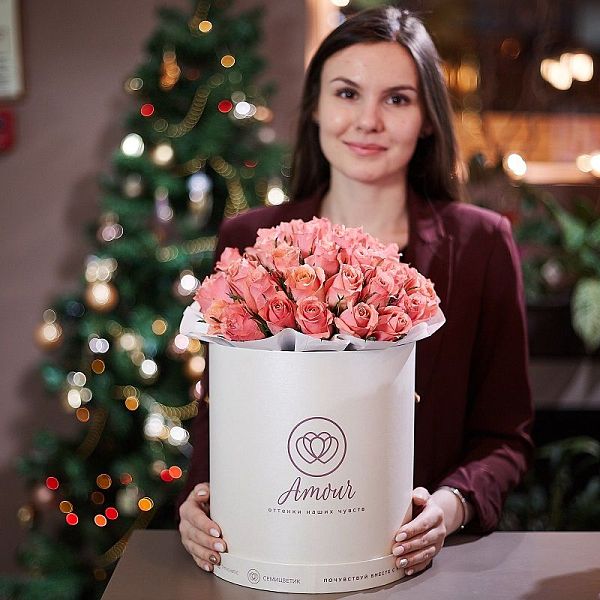 Букет в белой шляпной коробке Amour из 45 розовых роз (Кения) Premium