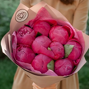 Букет из 9 ярко-розовых пионов Command Performance Premium в кремовой пленке