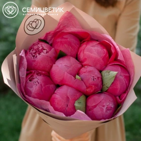 Букет из 9 ярко-розовых пионов Command Performance Premium в кремовой пленке