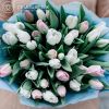 Букет из 25 бело-розовых тюльпанов