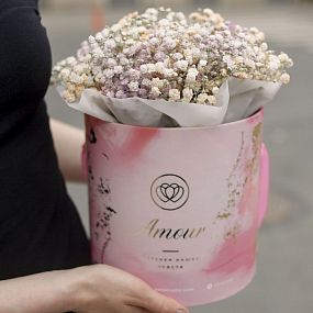 Монобукет  в розовой шляпной коробке Amour Mini из гипсофилы микс
