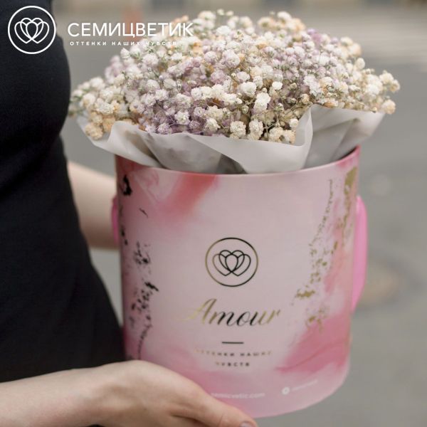 Букет в розовой шляпной коробке Amour Mini из гипсофилы микс