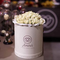 Букет в белой шляпной коробке Amour из 51 белой розы (Кения)