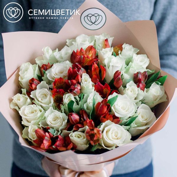 Букет из 25 белых роз 30 см (Кения) и 7 красных альстромерий в кремовой пленке
