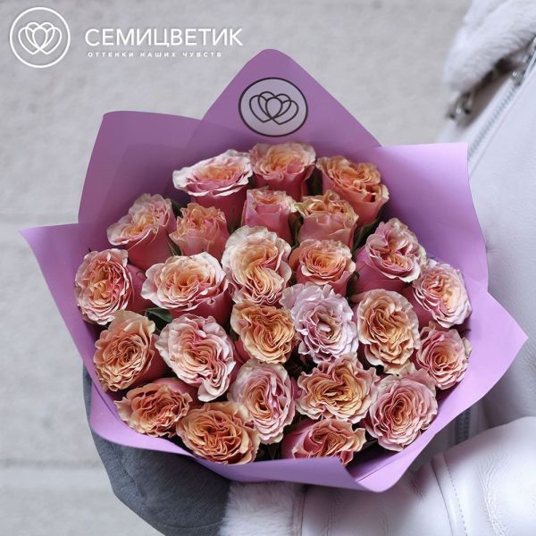Букет из 25 розовых пионовидных роз Mabella 40 см в сиреневой упаковке