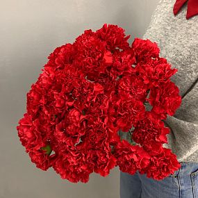 Траурный букет из 30 красных гвоздик