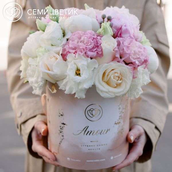 Букет в бежевой шляпной коробке Amour Mini из розы, пионов и лизианутсов