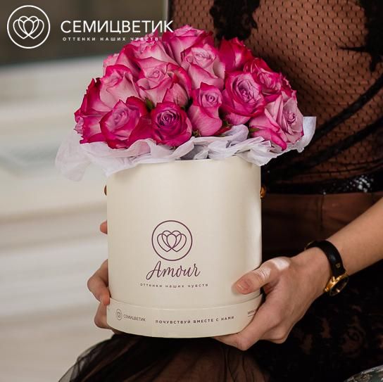 Букет в белой шляпной коробке Amour Mini из 25 роз Deep Purple