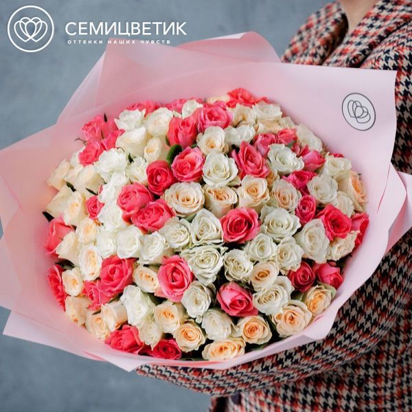 Букет из 101 кремовой, белой и коралловой розы 30 см (Кения) 