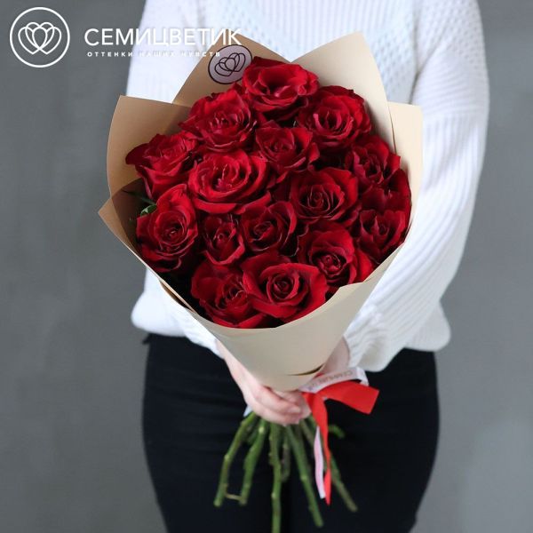 Букет из 15 красных роз Ever Red 70 см (Кения) в кремовой упаковке