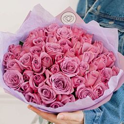 Букет из 51 сиреневой розы 40 см (Кения) в розовой пленке