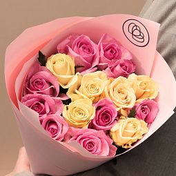 Букет из 15 розовых и кремовых роз 50 см (Россия) в розовой пленке
