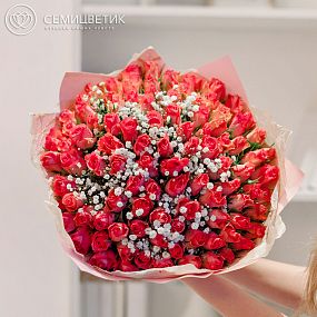 Букет из 101 розовой розы 40 см (Кения) с белой гипсофилой
