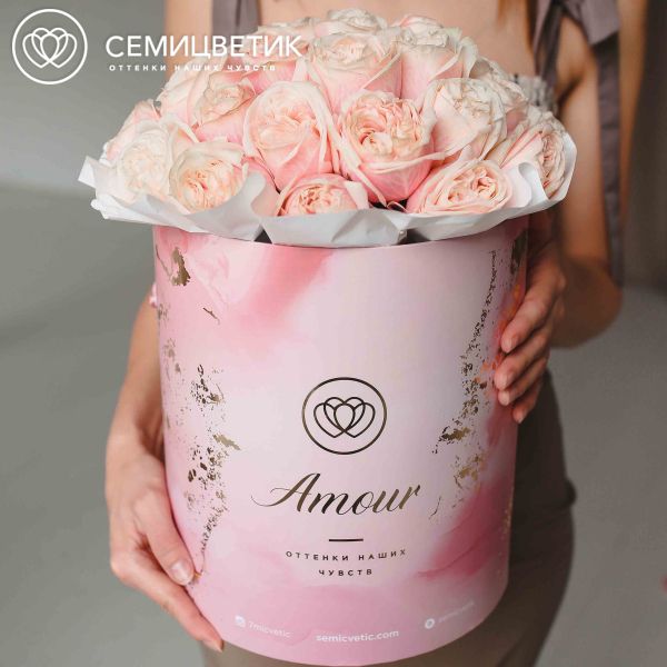 Букет в розовой шляпной коробке Amour из 35 нежно-розовых пионовидных роз Swan Grace