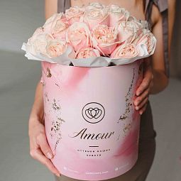 Букет в розовой шляпной коробке Amour из 35 нежно-розовых пионовидных роз Swan Grace