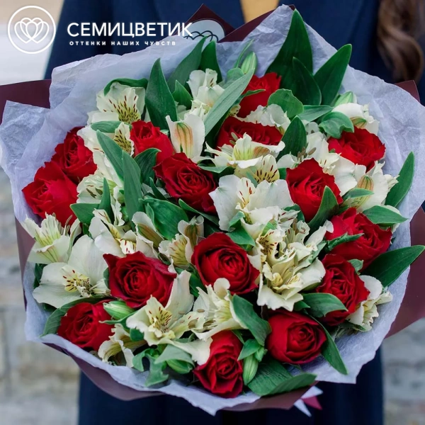 Букет из 15 красных роз 30 см (Кения) и 10 белых альстромерий в бордовой пленке
