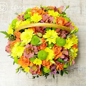 Композиция из розы, лизиантуса, альстромерии и хризантемы в корзине