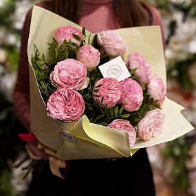 Букет из 11 нежно-розовых пионовидных роз Bridal Piano 40 см с фисташкой