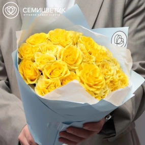 Букет из 25 желтых роз 35-40 см (Россия) в сиреневой пленке