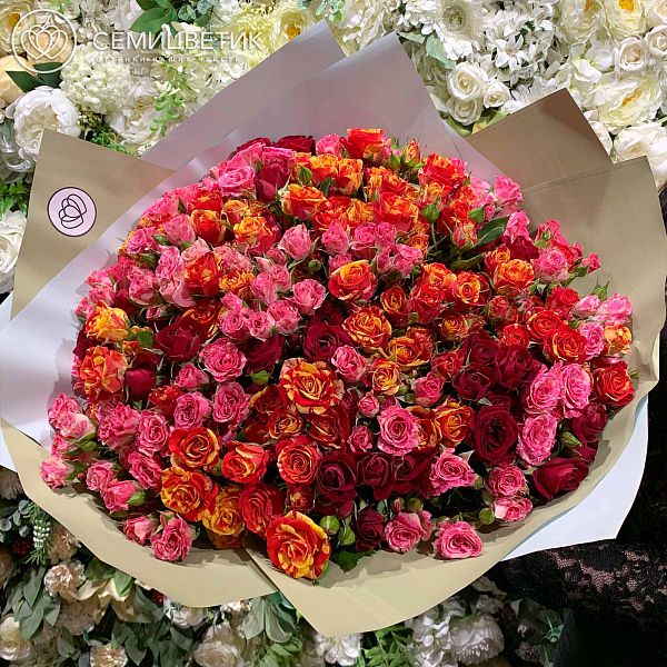Букет из 51 кустовой розы 40 см микс в нежных тонах (Эквадор) в дизайнерской пленке