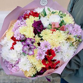 Букет из 15 кустовых хризантем и 10 альстромерий микс