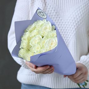 Букет из 15 белых роз 40 см (Кения) в сиреневой пленке