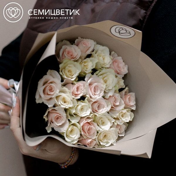 Букет из 25 нежно-розовых и белых роз 40 см (Кения) в кремовой пленке