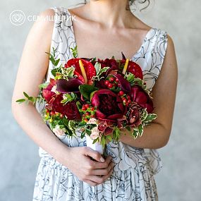 Оригинальный свадебный букет   из кустовой розы, антирринума и пионов