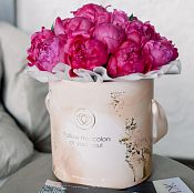 Букет в бежевой шляпной коробке Amour Mini из 21 ярко-розового пиона Standart Plus
