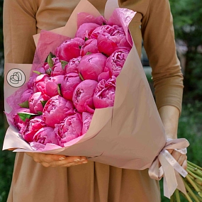 Букет из 25 ярко-розовых пионов Command Performance Premium в розовой пленке