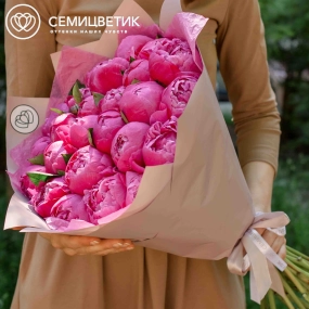 Букет из 25 ярко-розовых пионов Command Performance Premium в розовой пленке