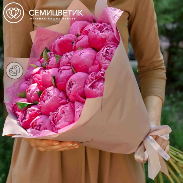 Букет из 25 ярко-розовых пионов Command Performance Premium в розовой пленке